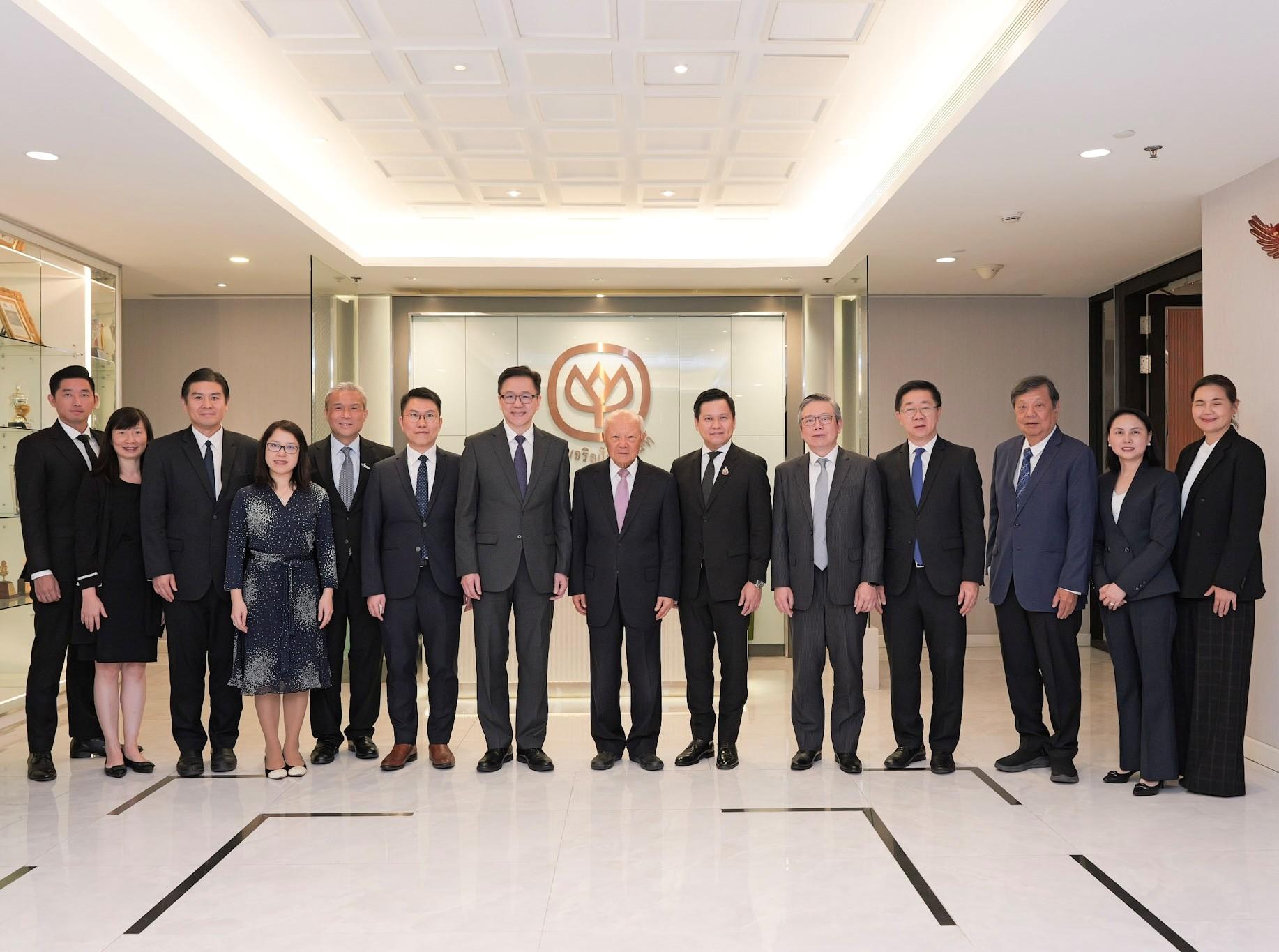 創新科技及工業局局長孫東教授（左七）今日（一月二十八日）在曼谷到訪以泰國為基地、業務組合高度多元化的綜合企業——正大集團，與集團管理層進行會談。香港科技園公司行政總裁黃秉修（右五）及港深創新及科技園有限公司行政總裁馬惟善（左五）亦有出席。