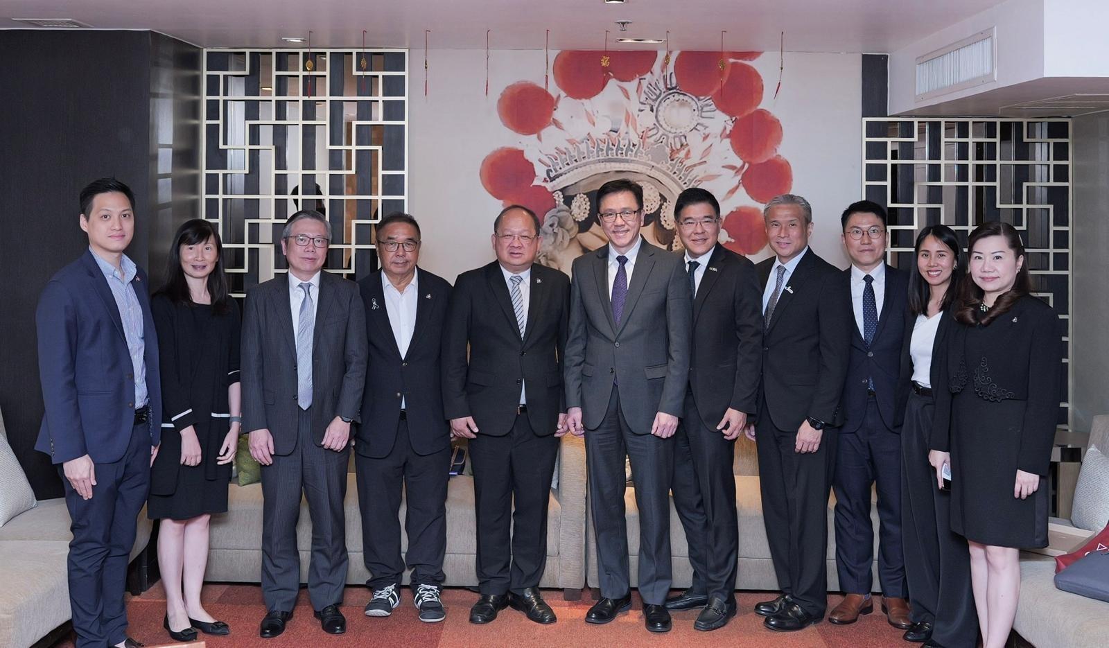 創新科技及工業局局長孫東教授（中）今日（一月二十八日）與泰國工業聯合會會面，與當地工業及製造業界就新型工業化和工業升級轉型方面的合作機遇交流。香港科技園公司行政總裁黃秉修（左三）及港深創新及科技園有限公司行政總裁馬惟善（右四）。