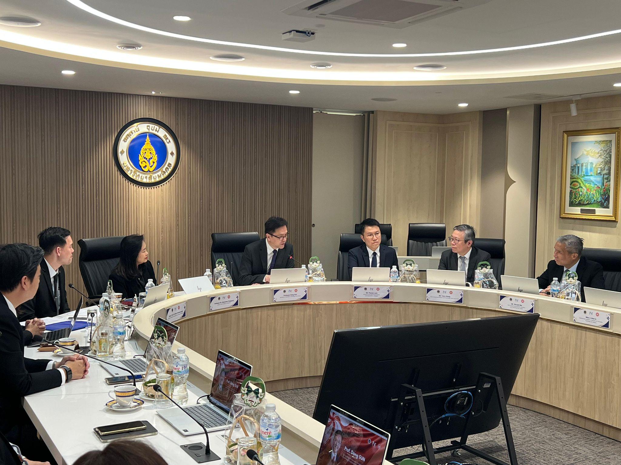 創新科技及工業局局長孫東教授（右四）今日（一月二十八日）在曼谷訪問瑪希隆大學科技與創新管理學院。香港科技園公司行政總裁黃秉修（右二）及港深創新及科技園有限公司行政總裁馬惟善（右一）亦有出席。