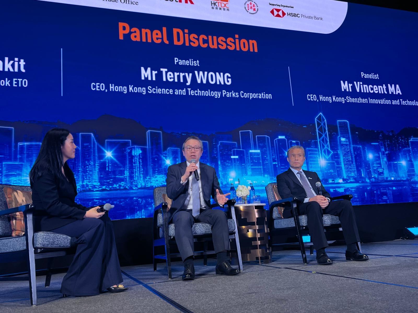 香港科技園公司行政總裁黃秉修及港深創新及科技園有限公司行政總裁馬惟善今日（一月二十八日）在曼谷出席由香港駐曼谷經濟貿易辦事處、香港貿易發展局、投資推廣署和泰國香港總商會合辦的「構建長遠增長與韌性：香港作為科技、創新與投資戰略樞紐」晚宴研討會。圖示黃秉修（中）及馬惟善（右）在專題討論環節中，分別向現場嘉賓介紹兩個園區的最新發展。