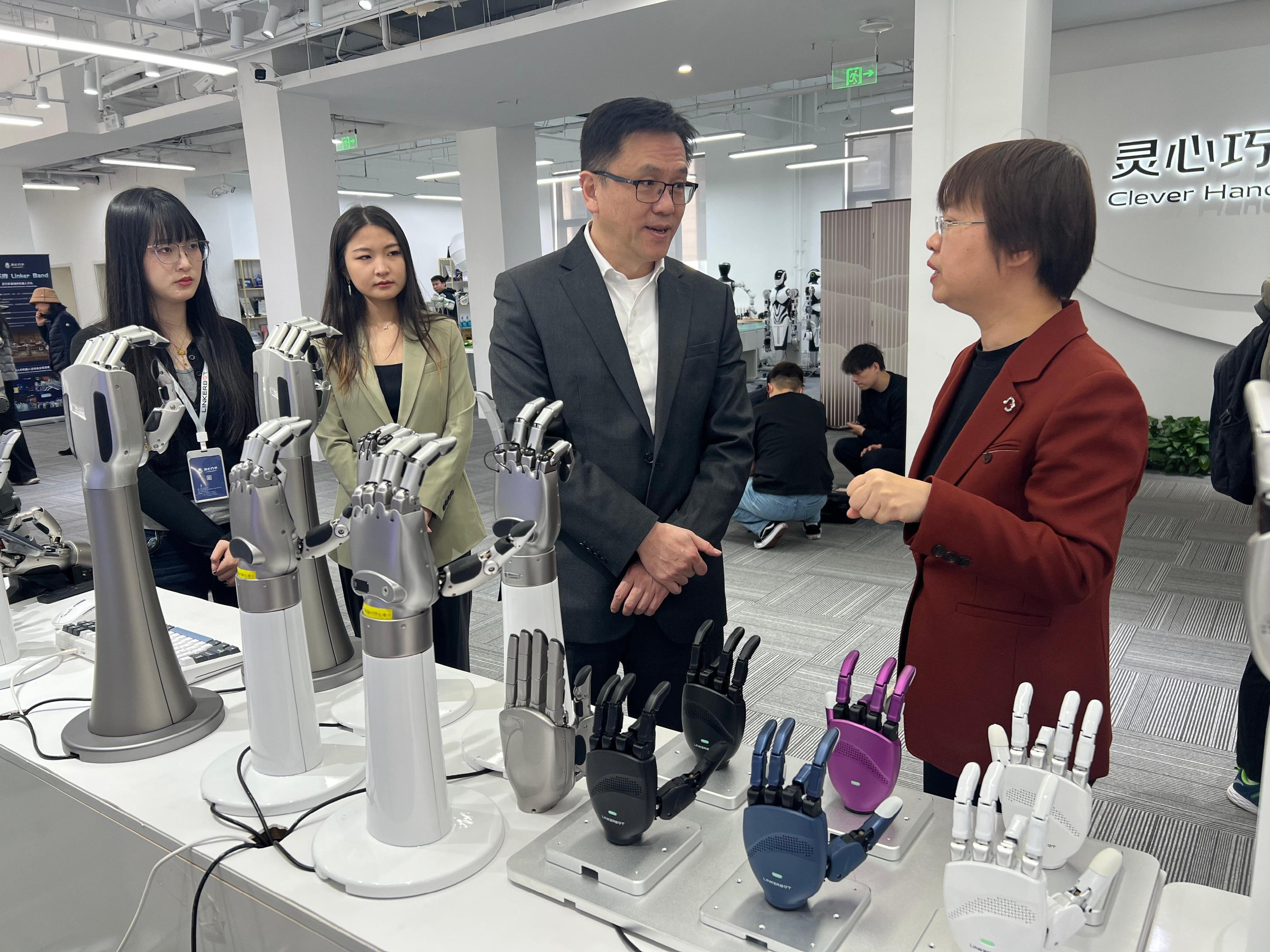 創新科技及工業局局長孫東教授（右二）今日（三月十八日）在北京參觀靈心巧手（北京）科技有限公司，了解該公司的業務最新發展、科技創新成果及產品應用場景。