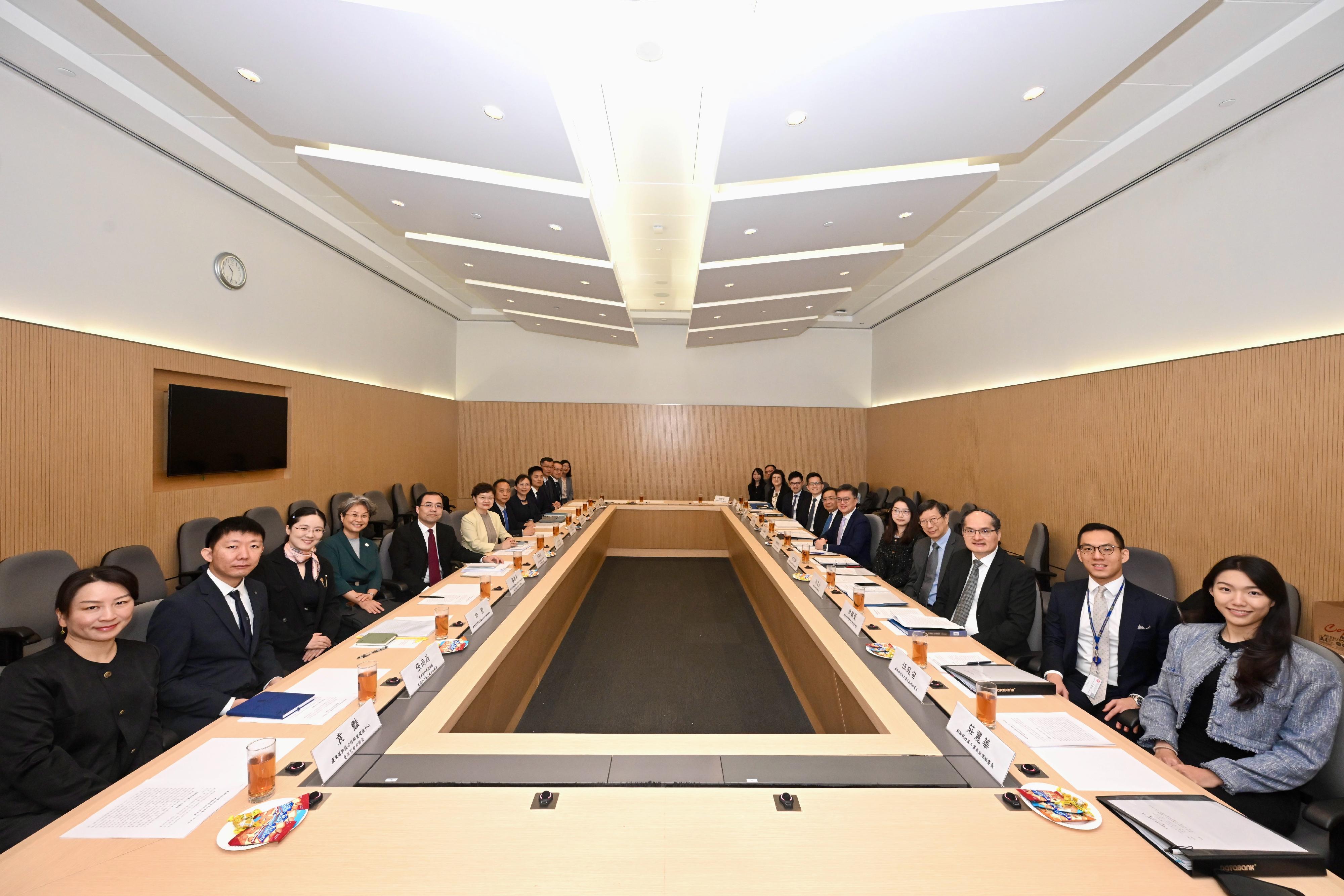 创新科技及工业局常任秘书长蔡杰铭（右六）今日（三月二十五日）与广东省科学技术厅厅长王月琴（左六）在香港共同主持粤港科技创新合作专责小组第二十一次会议。