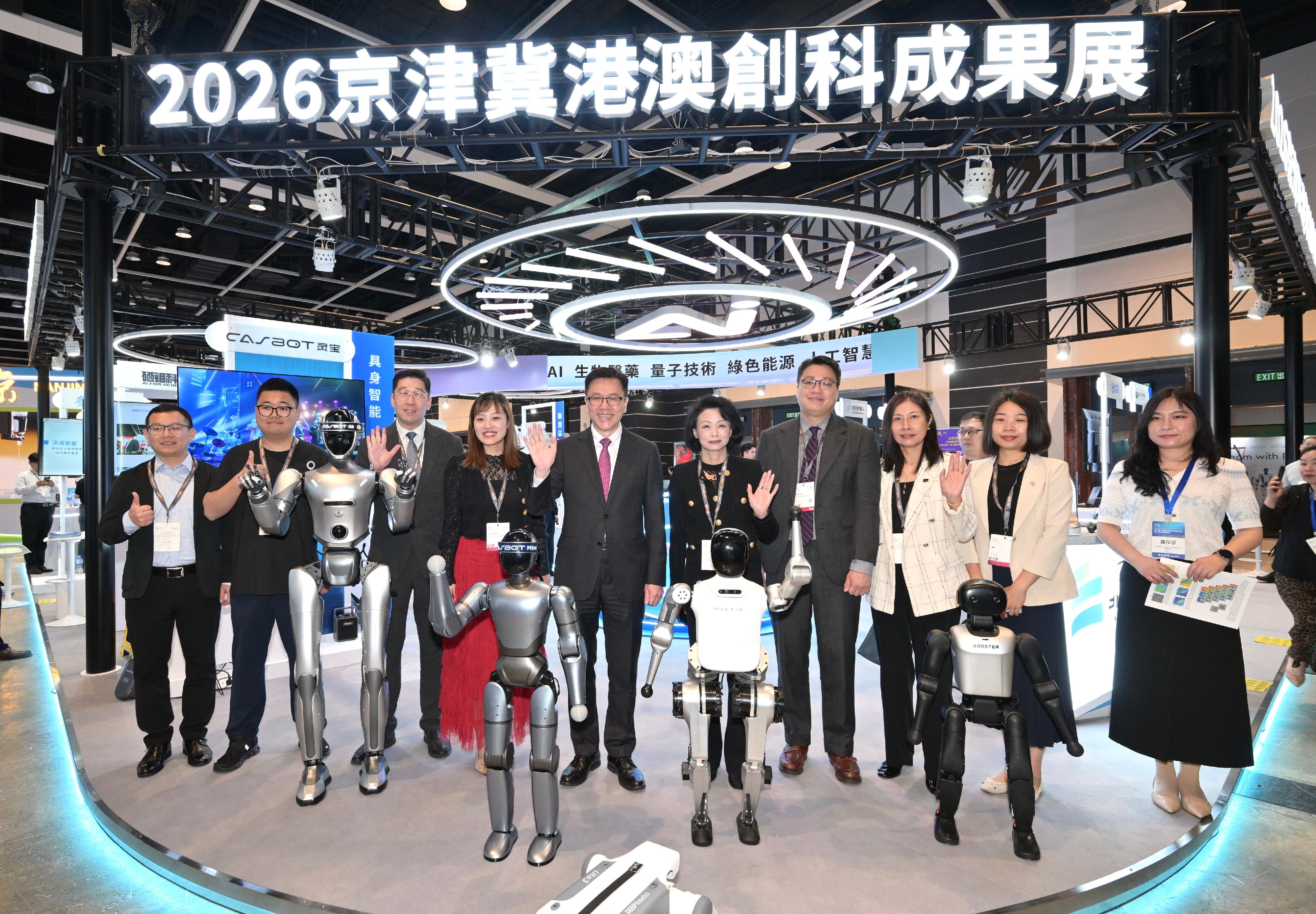 創新科技及工業局局長孫東教授（左五）今日（四月十四日）到訪香港國際創科展，並與創新科技及工業局副局長張曼莉（左四）、署理數字政策專員張宜偉（左三）及一眾嘉賓合照。