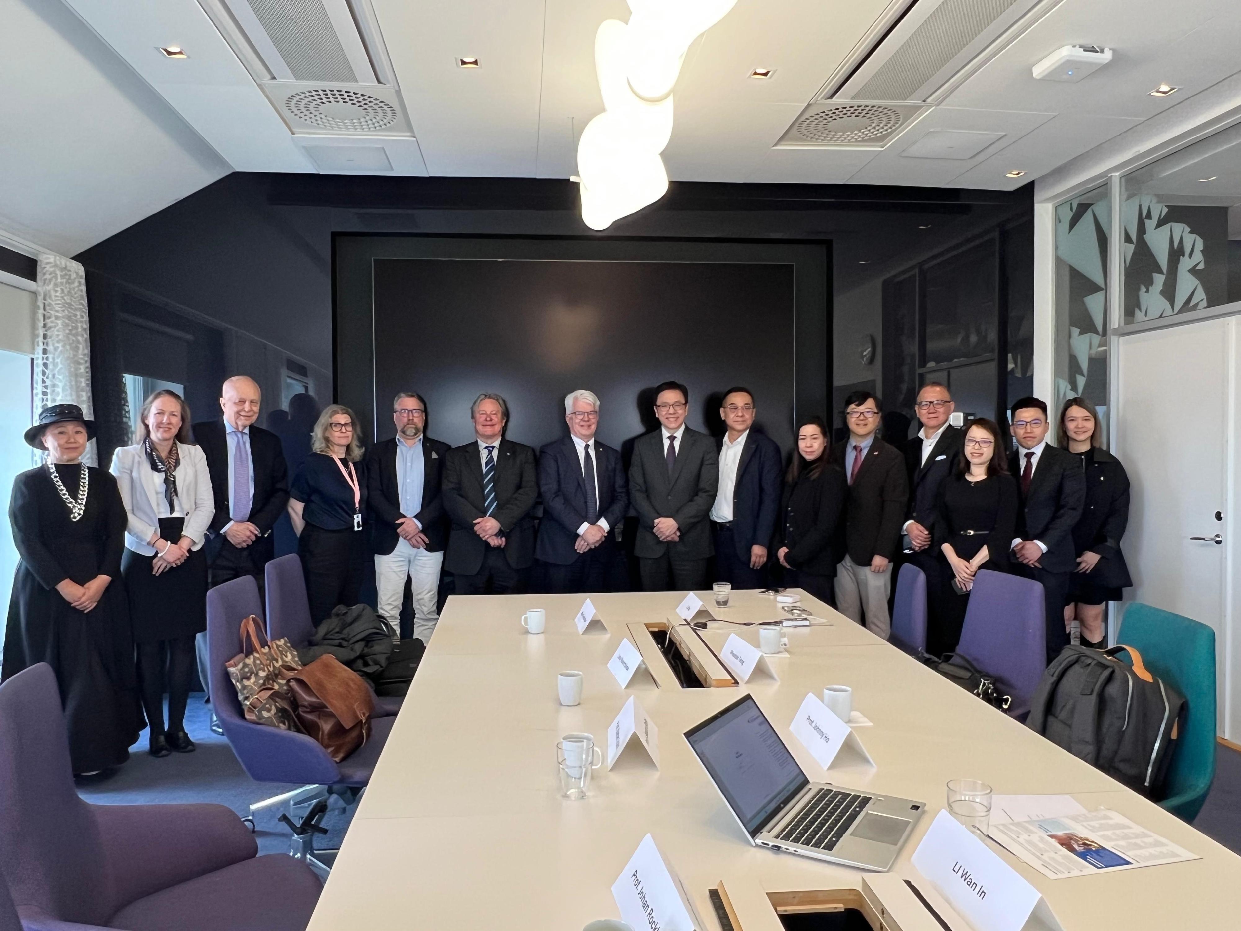The Secretary for Innovation, Technology and Industry, Professor Sun Dong (eighth right), visited KTH Royal Institute of Technology (KTH) and met with the Vice President of Global Relations, Professor Stefan Östlund (seventh left), to exchange views on deepening international collaboration in Stockholm, Sweden on May 11 (Stockholm time).