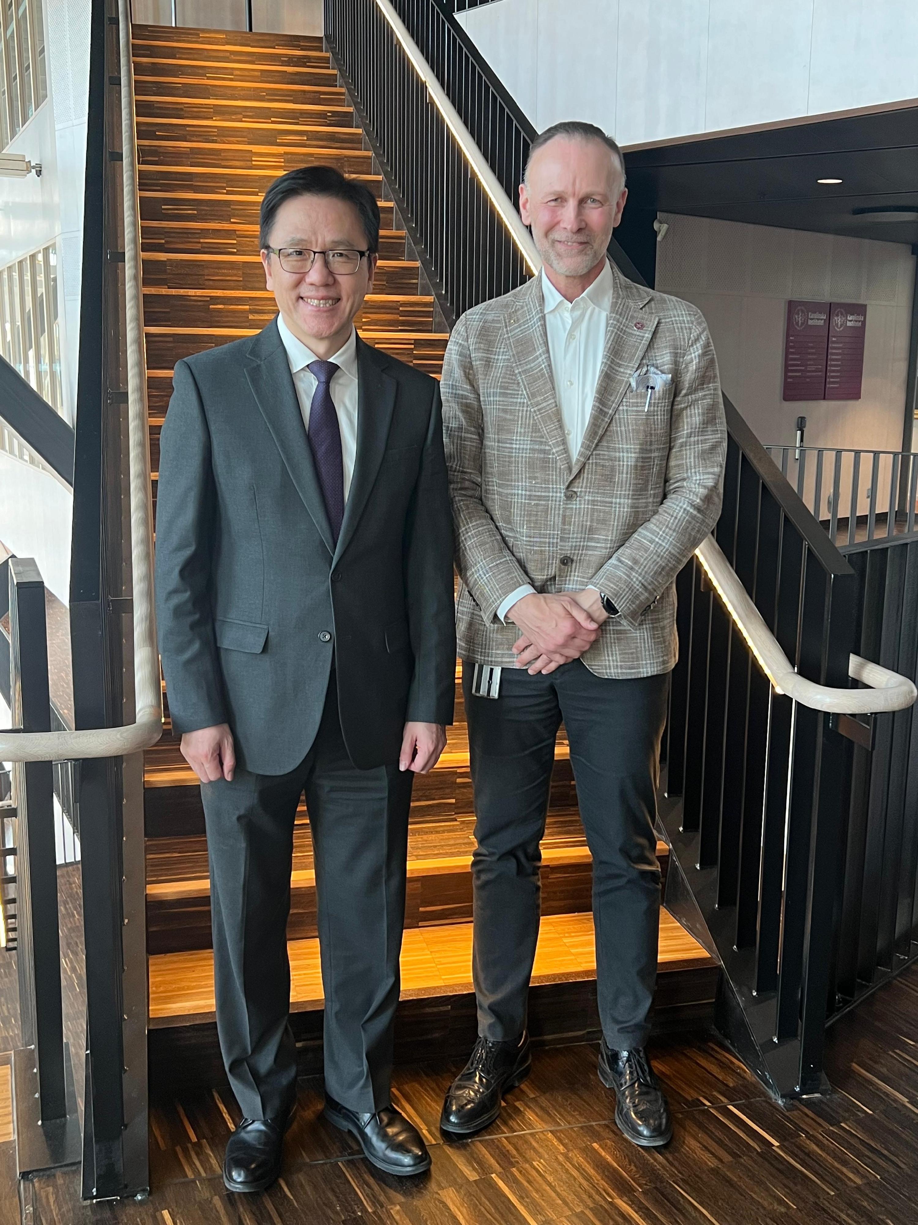 The Secretary for Innovation, Technology and Industry, Professor Sun Dong (left), visited the Karolinska Institutet and held a meeting with the Vice President, Professor Martin Bergö (right), in Stockholm, Sweden on May 11 (Stockholm time).
