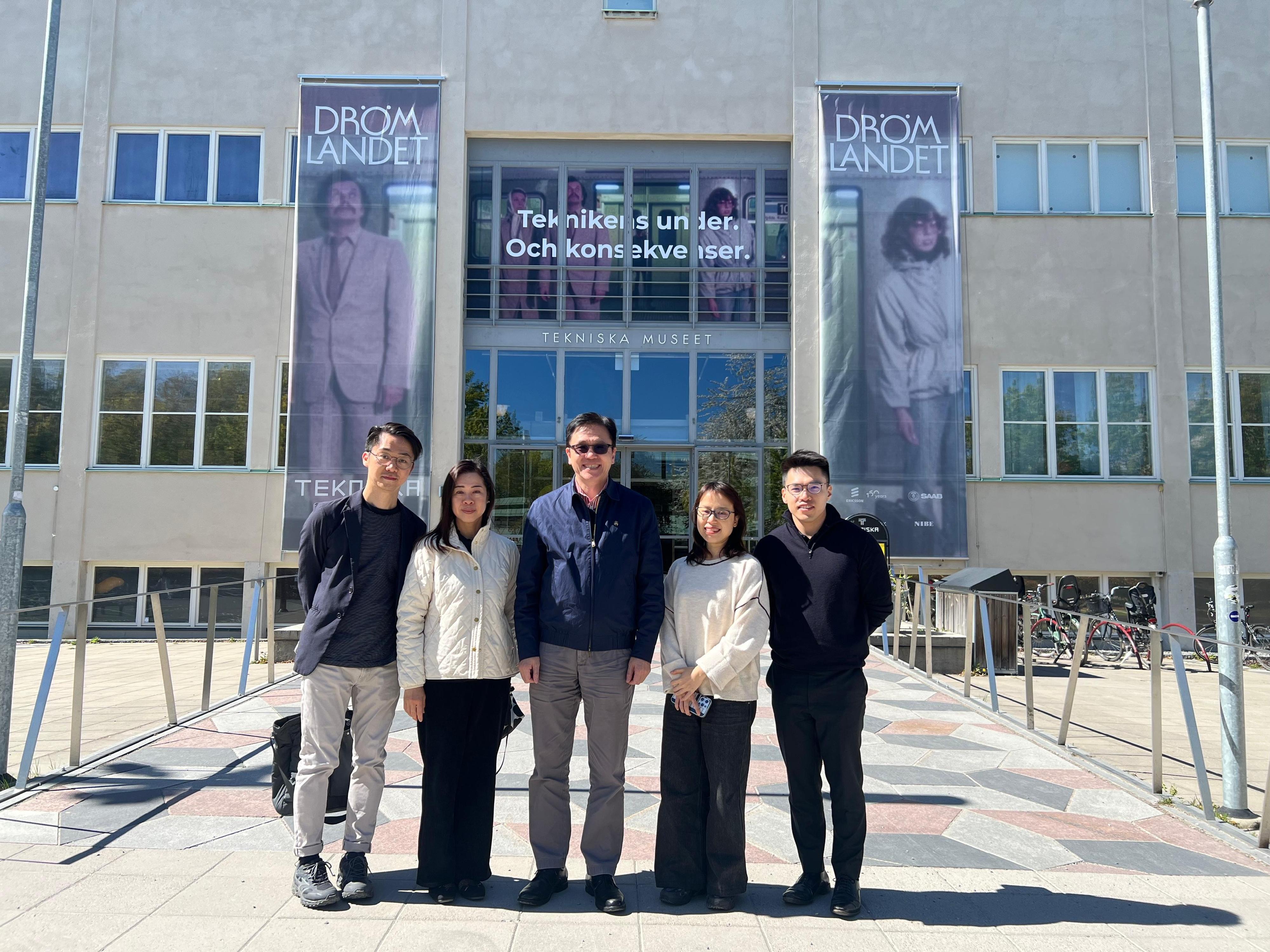 The Secretary for Innovation, Technology and Industry, Professor Sun Dong (centre), visited Tekniska museet in Stockholm, Sweden on May 10 (Stockholm time), which is the city's largest museum of science and technology.