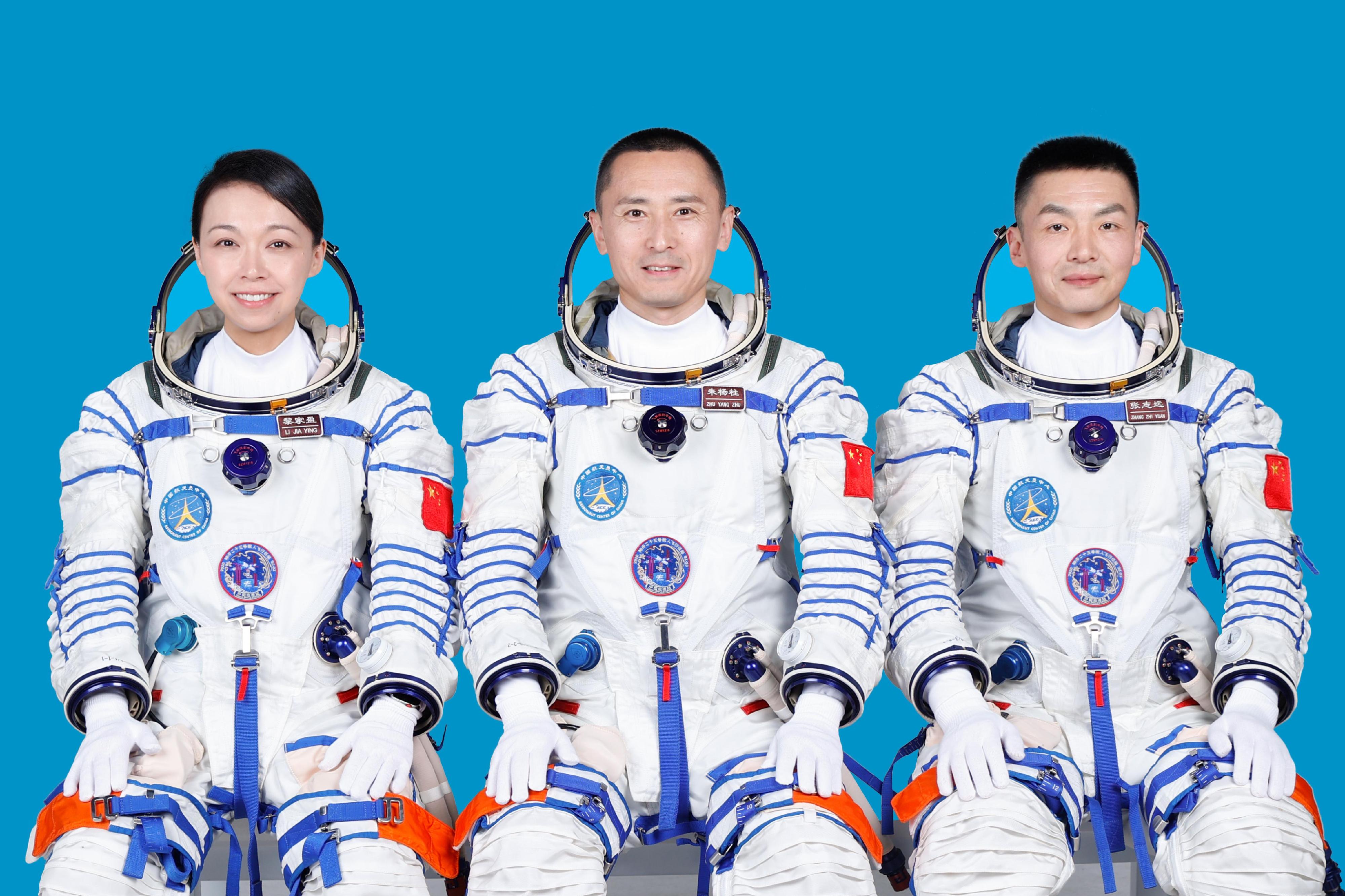 圖示神舟二十三號載人飛行任務航天員黎家盈博士（左）、朱楊柱（中）和張志遠（右）。