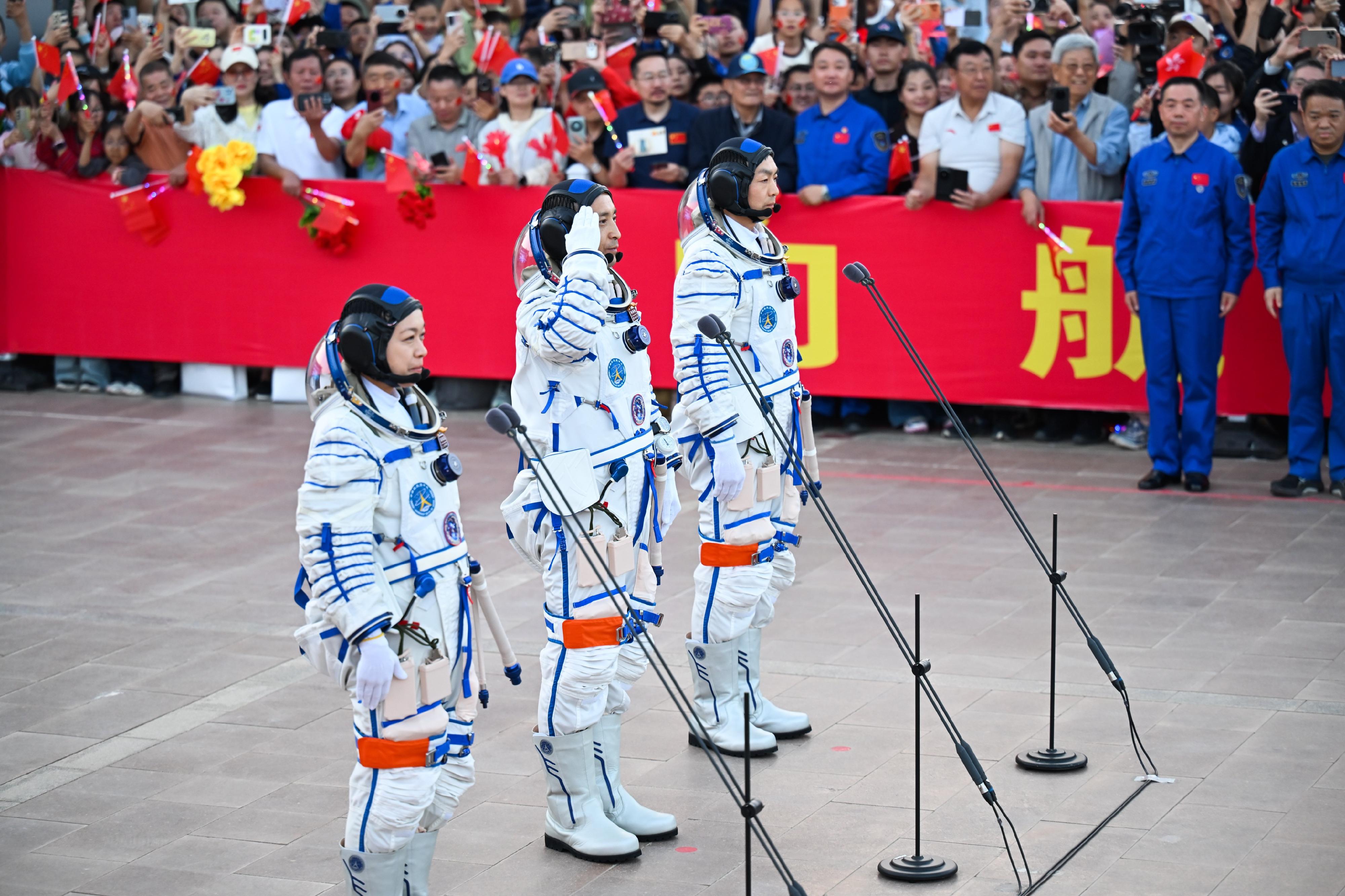 圖示神舟二十三號載人飛行任務航天員黎家盈博士（左）、朱楊柱（中）和張志遠（右）出席出征儀式。