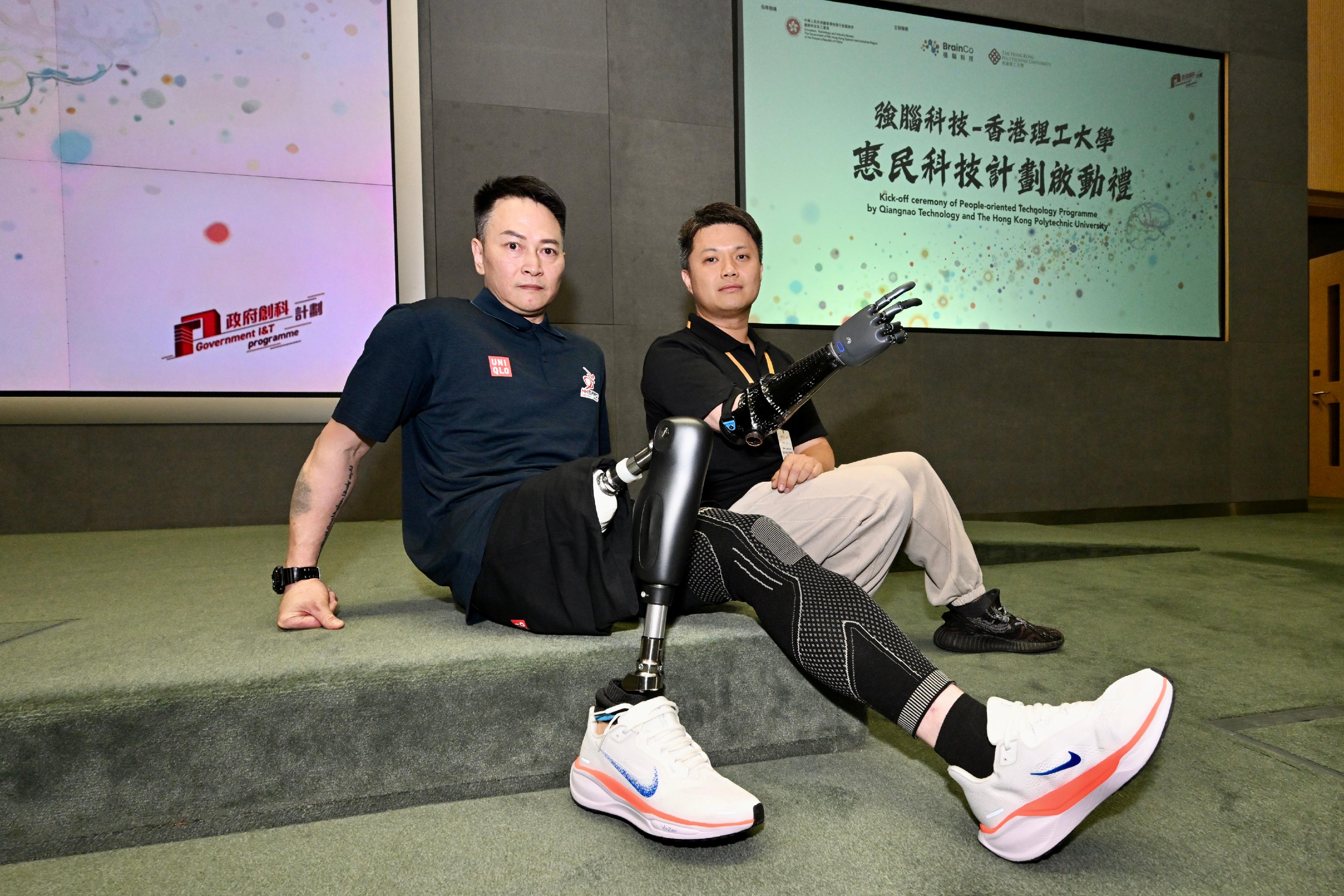「強腦科技—香港理工大學惠民科技計劃」啟動禮今日（五月二十六日）舉行。圖示受惠於計劃而獲安裝智能仿生手及智能仿生腿的人士。