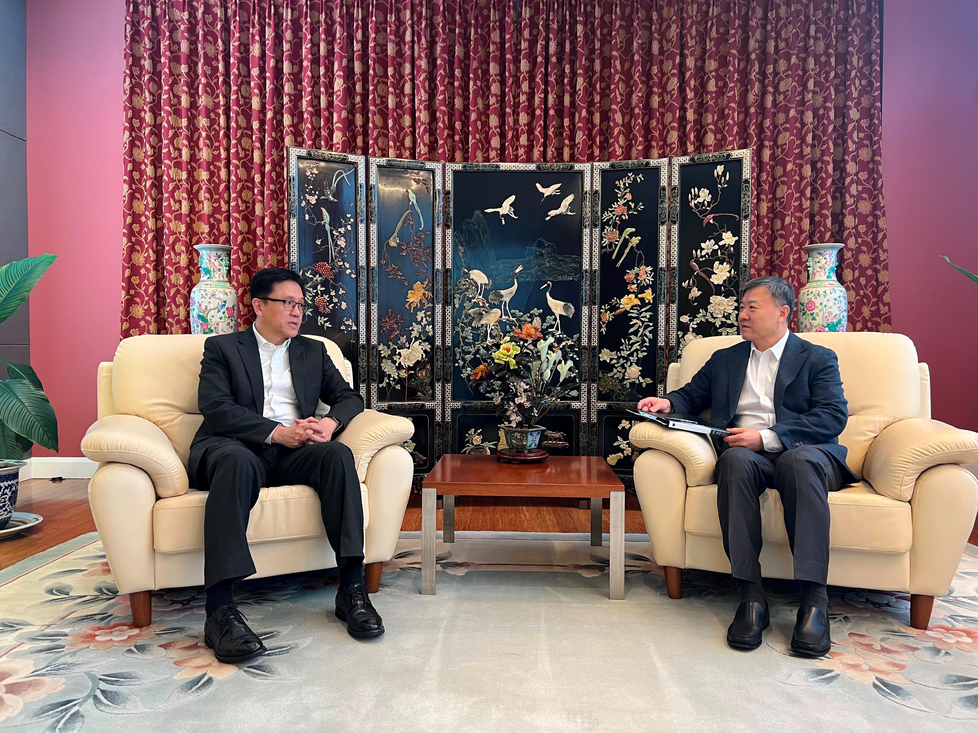 The Secretary for Innovation, Technology and Industry, Professor Sun Dong (left), called on the Consul-General of the People's Republic of China in Sydney, Mr Wang Yu (right), in Sydney, Australia, today (June 22, Sydney time).