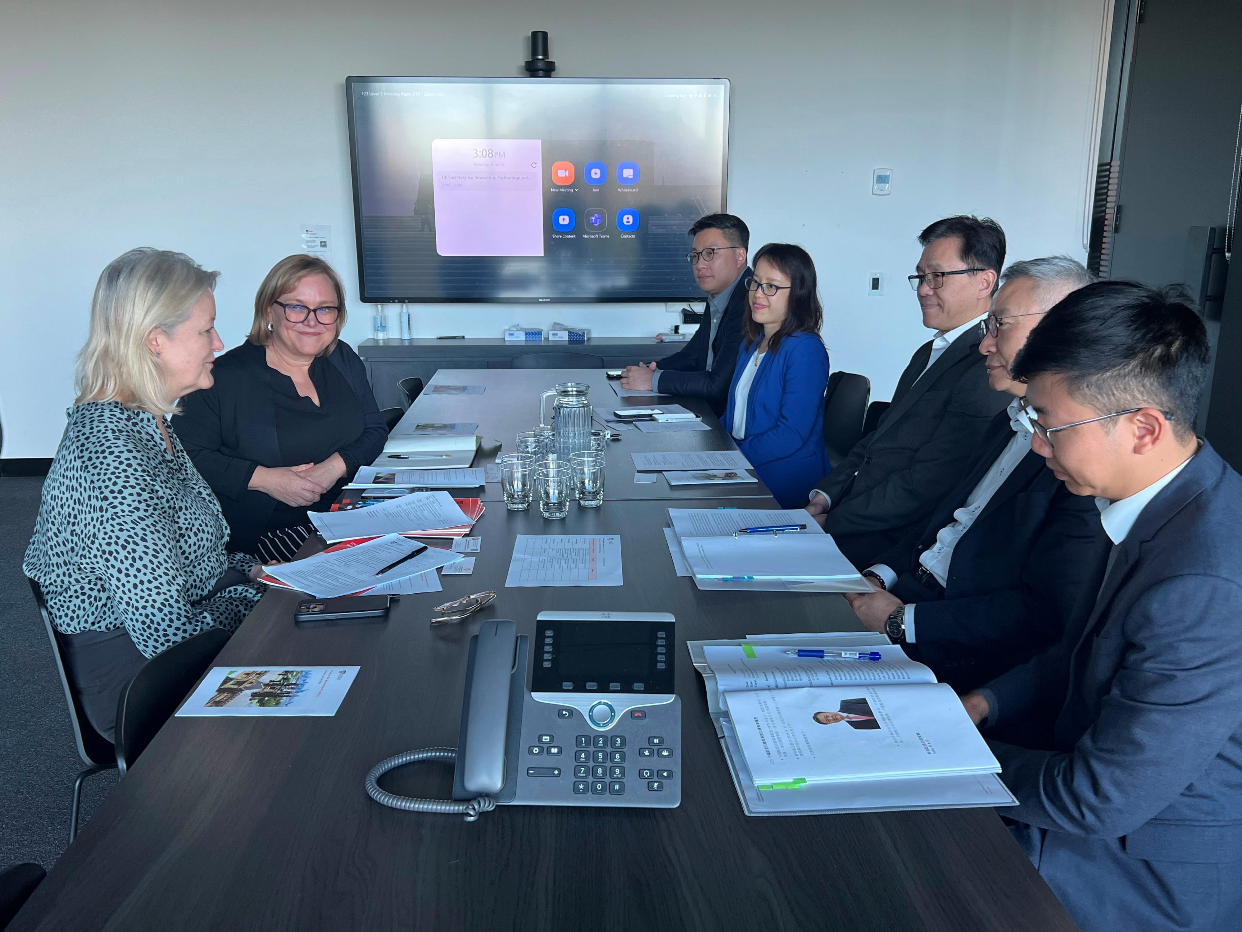 The Secretary for Innovation, Technology and Industry, Professor Sun Dong (third right), visited the University of Sydney and met with the Vice-President (External Relations), Ms Kirsten Andrews (second left), and the Pro-Vice-Chancellor (Research–Enterprise), Professor Julie Cairney (first left), today (June 22, Sydney time). They engaged in in-depth discussions on potential collaboration between Hong Kong and Australia in innovation and technology, healthcare technology, scientific research collaboration, transformation of research outcomes, and talent exchange.