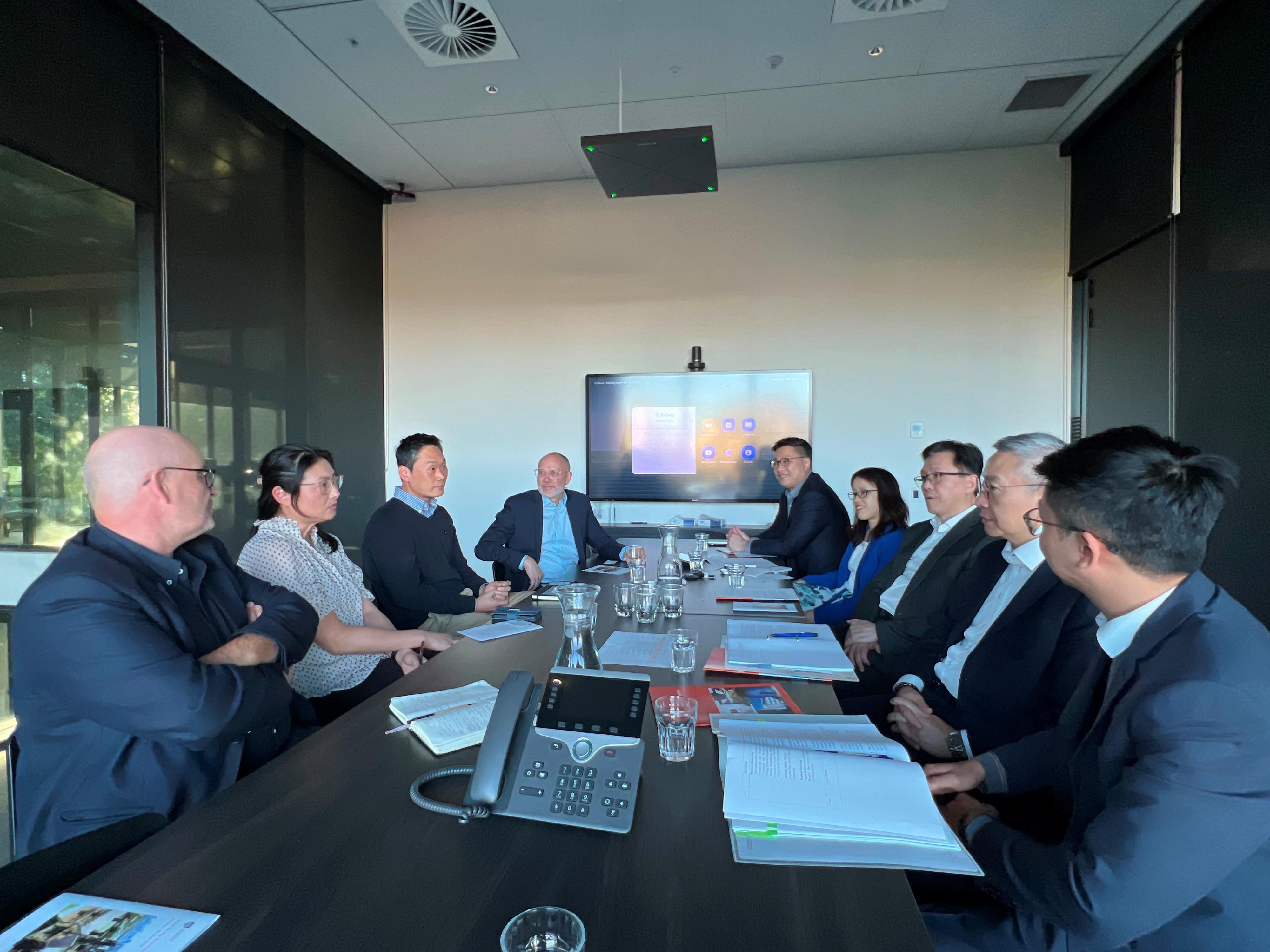 The Secretary for Innovation, Technology and Industry, Professor Sun Dong (third right), visited the University of Sydney and met with several professors from the university specialising in AI, digital health, biomedical engineering, data science, and life and health technologies today (June 22, Sydney time).