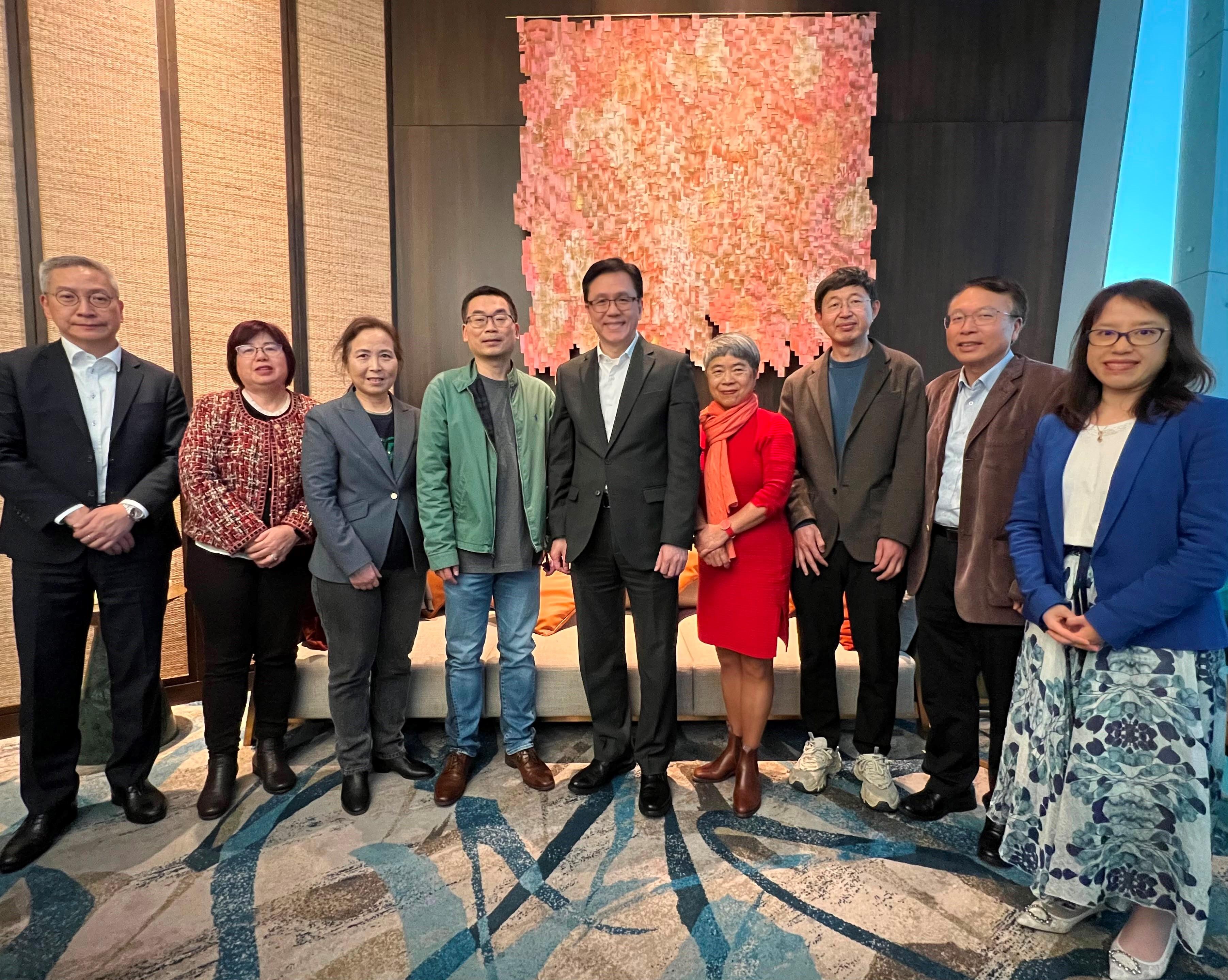 The Secretary for Innovation, Technology and Industry, Professor Sun Dong (centre), met with a group of Chinese Mainland scholars and scientists from different universities in Sydney today (June 22, Sydney time). They exchanged views on strengthening academic, scientific and research collaboration and talent exchange between Hong Kong and Australia.