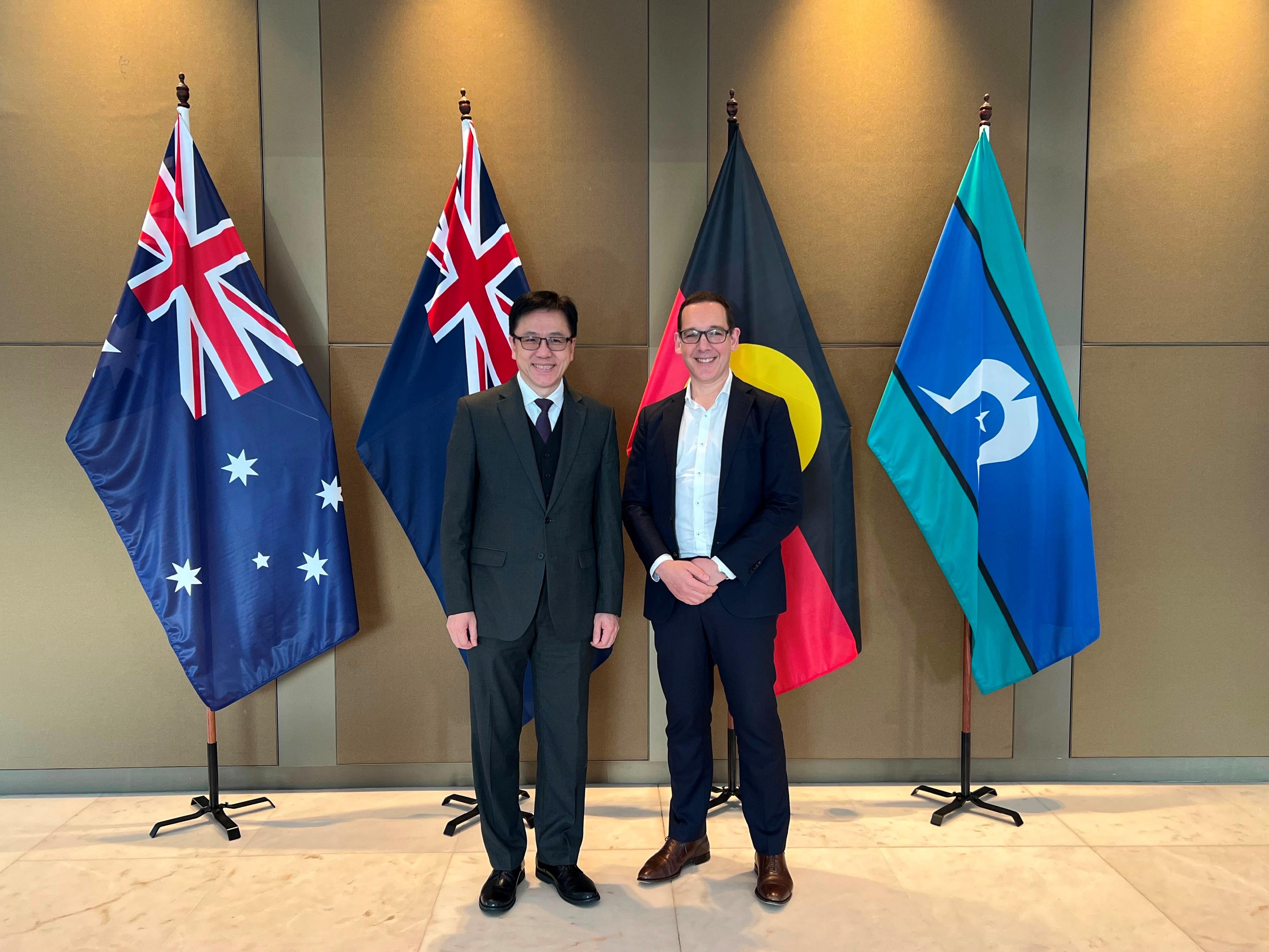 The Secretary for Innovation, Technology and Industry, Professor Sun Dong (left), met with the Minister for Economic Growth and Jobs and Minister for Sport and Major Events, Victoria, Mr Steve Dimopoulos (right), today (June 23, Melbourne time) to learn more about how innovation and technology in Victoria further promotes its economic development.