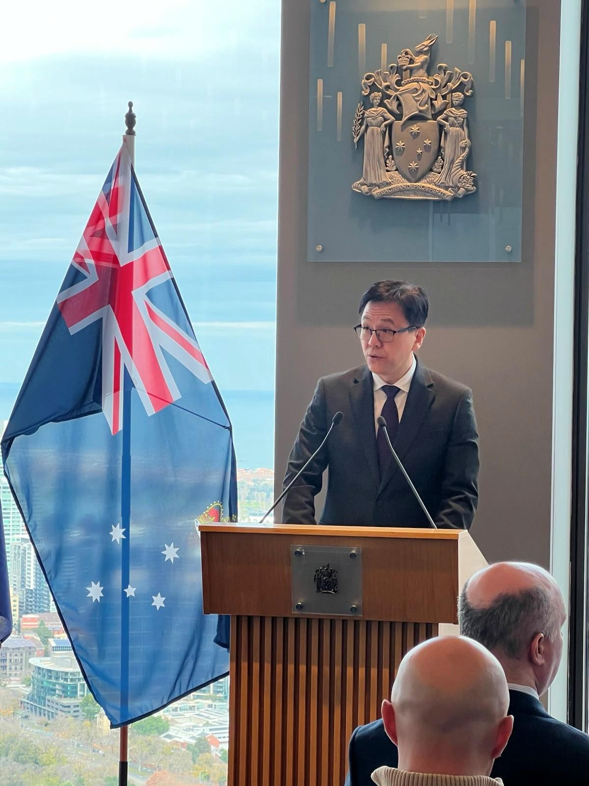 The Secretary for Innovation, Technology and Industry, Professor Sun Dong, attended the 2026 Australia-China Innovation Summit organised by the Australia China Business Council in Melbourne, Australia, today (June 23, Melbourne time). Photo shows Professor Sun delivering a keynote speech at the summit.