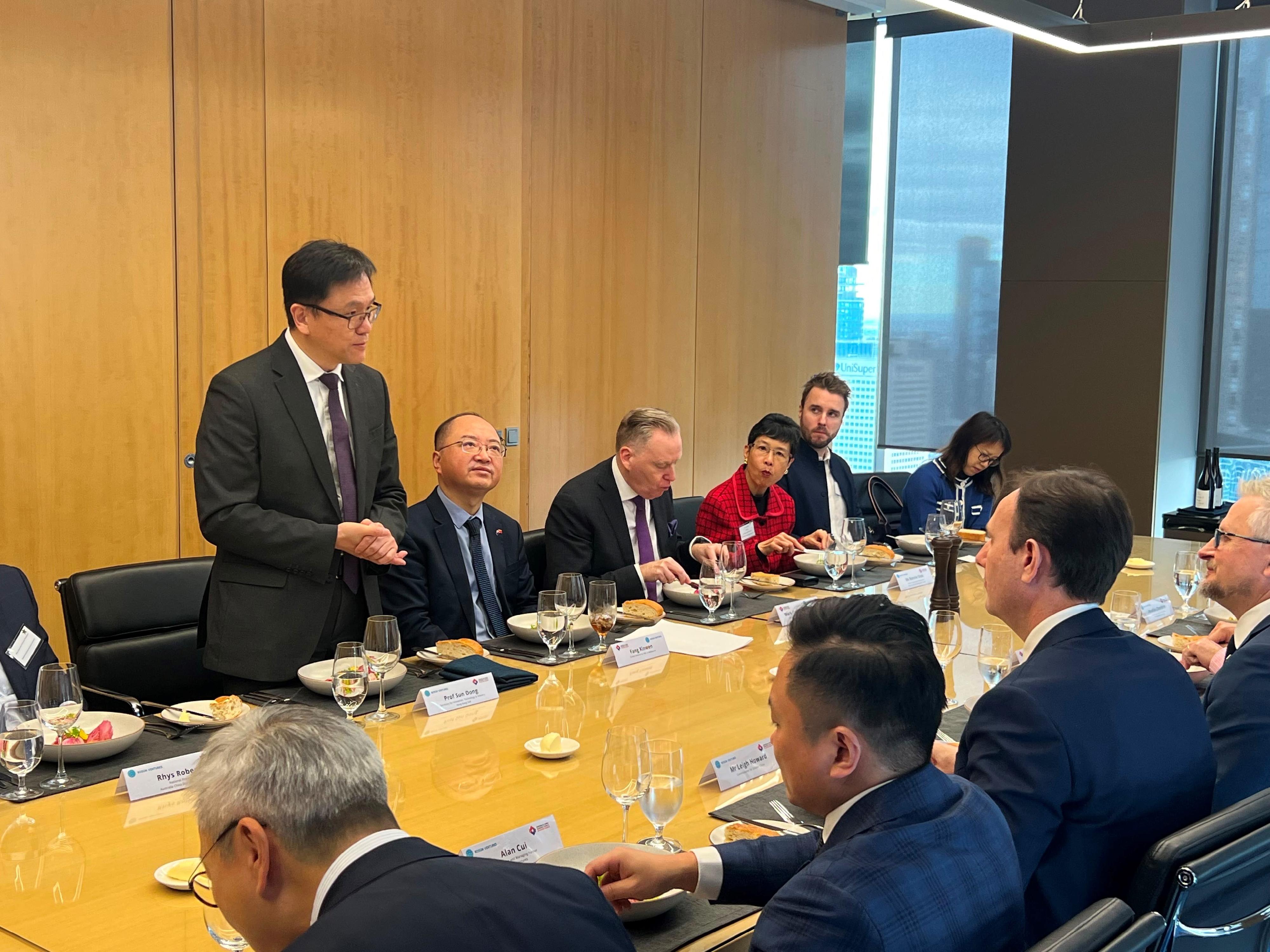 The Secretary for Innovation, Technology and Industry, Professor Sun Dong (first left), attended a roundtable luncheon of the 2026 Australia-China Innovation Summit in Melbourne, Australia, on June 23 (Melbourne time).