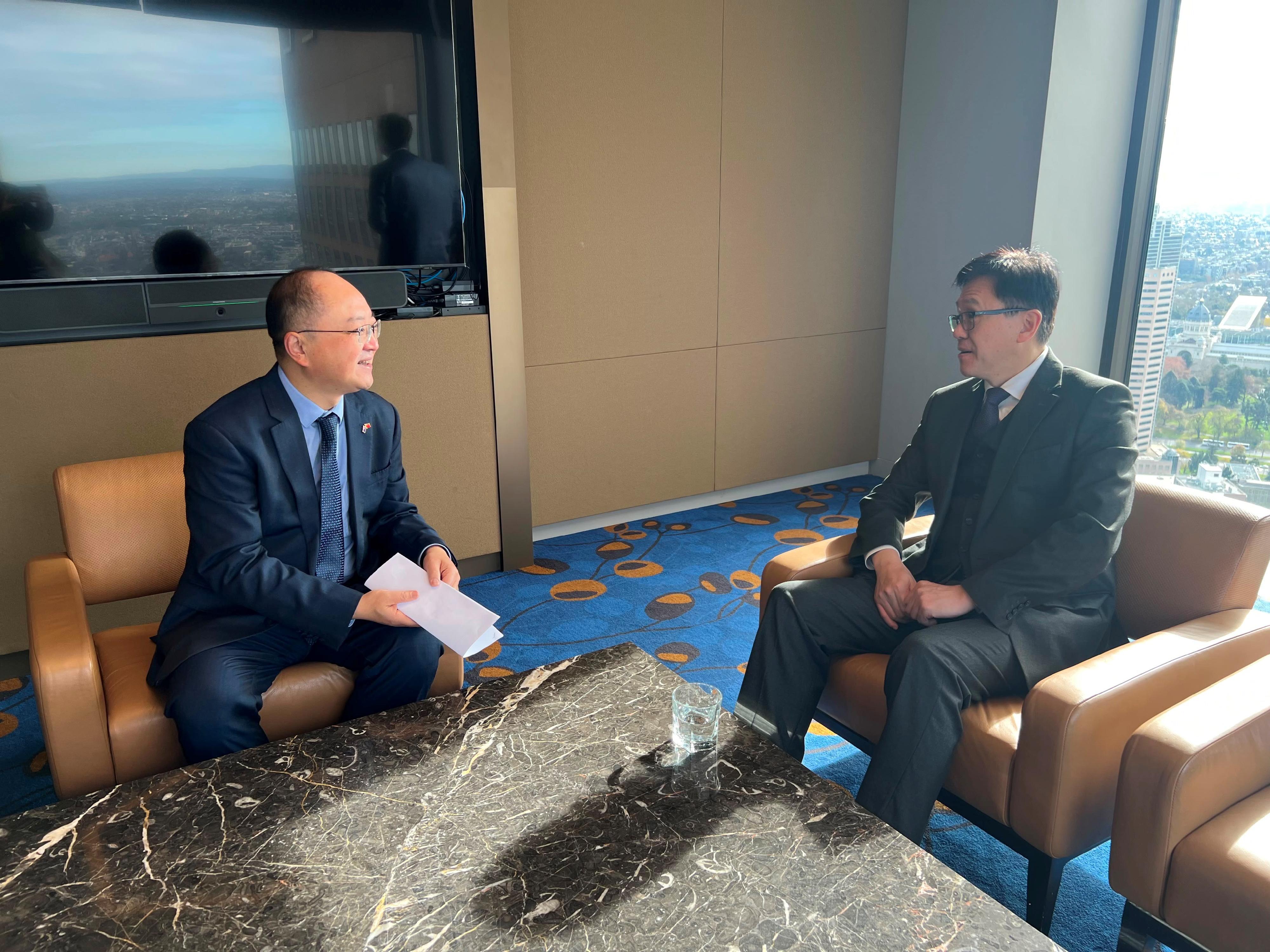 The Secretary for Innovation, Technology and Industry, Professor Sun Dong (right), met with the Consul-General of the People's Republic of China in Melbourne, Mr Fang Xinwen (left), in Melbourne, Australia, today (June 23, Melbourne time) to brief him on Hong Kong's latest innovation and technology (I&T) developments and exchange views on actively expanding I&T co-operation between Hong Kong and Victoria.