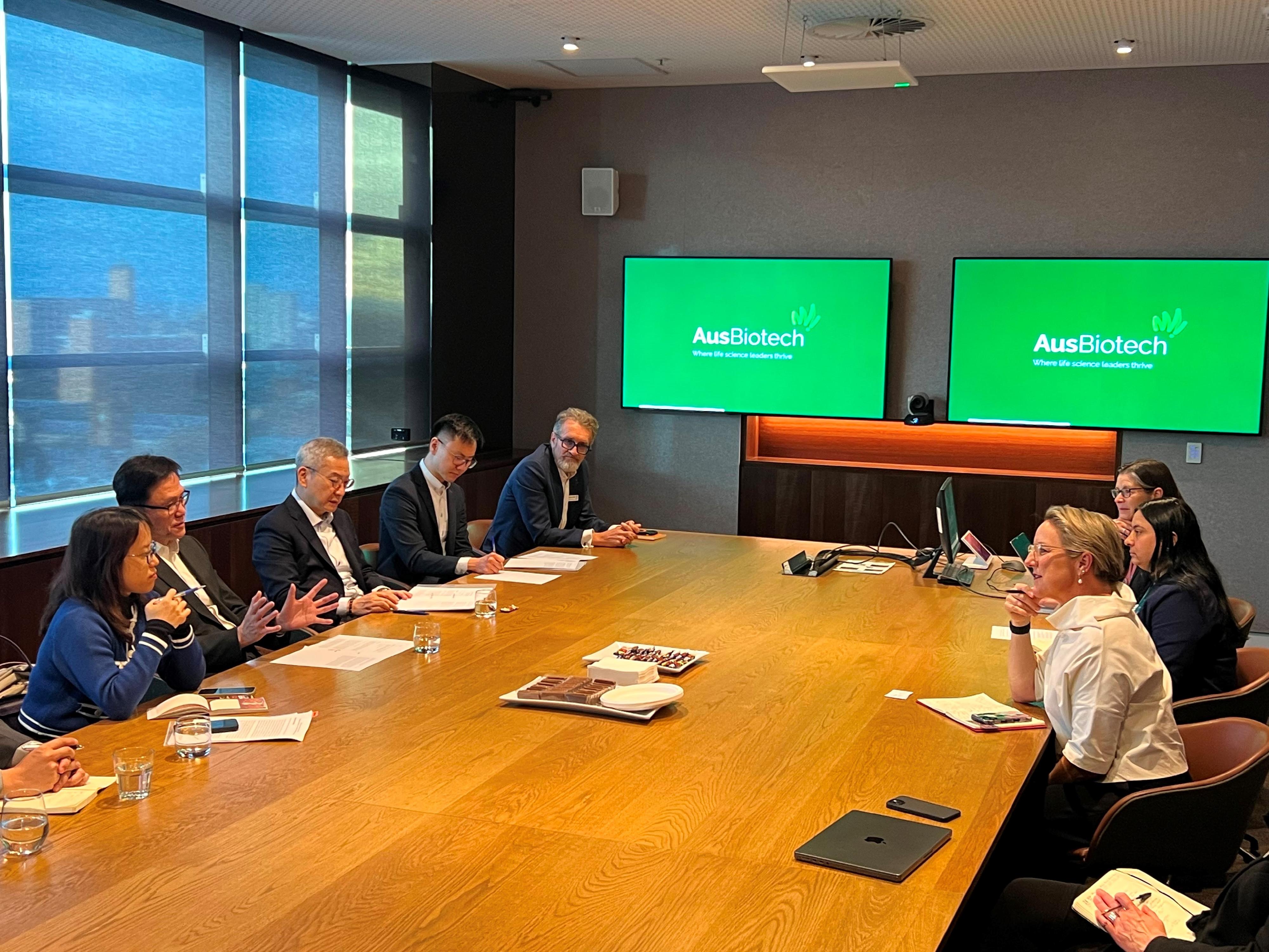 The Secretary for Innovation, Technology and Industry, Professor Sun Dong (second left), met with representatives from AusBiotech and Cell Therapies in Melbourne, Australia, today (June 23, Melbourne time).