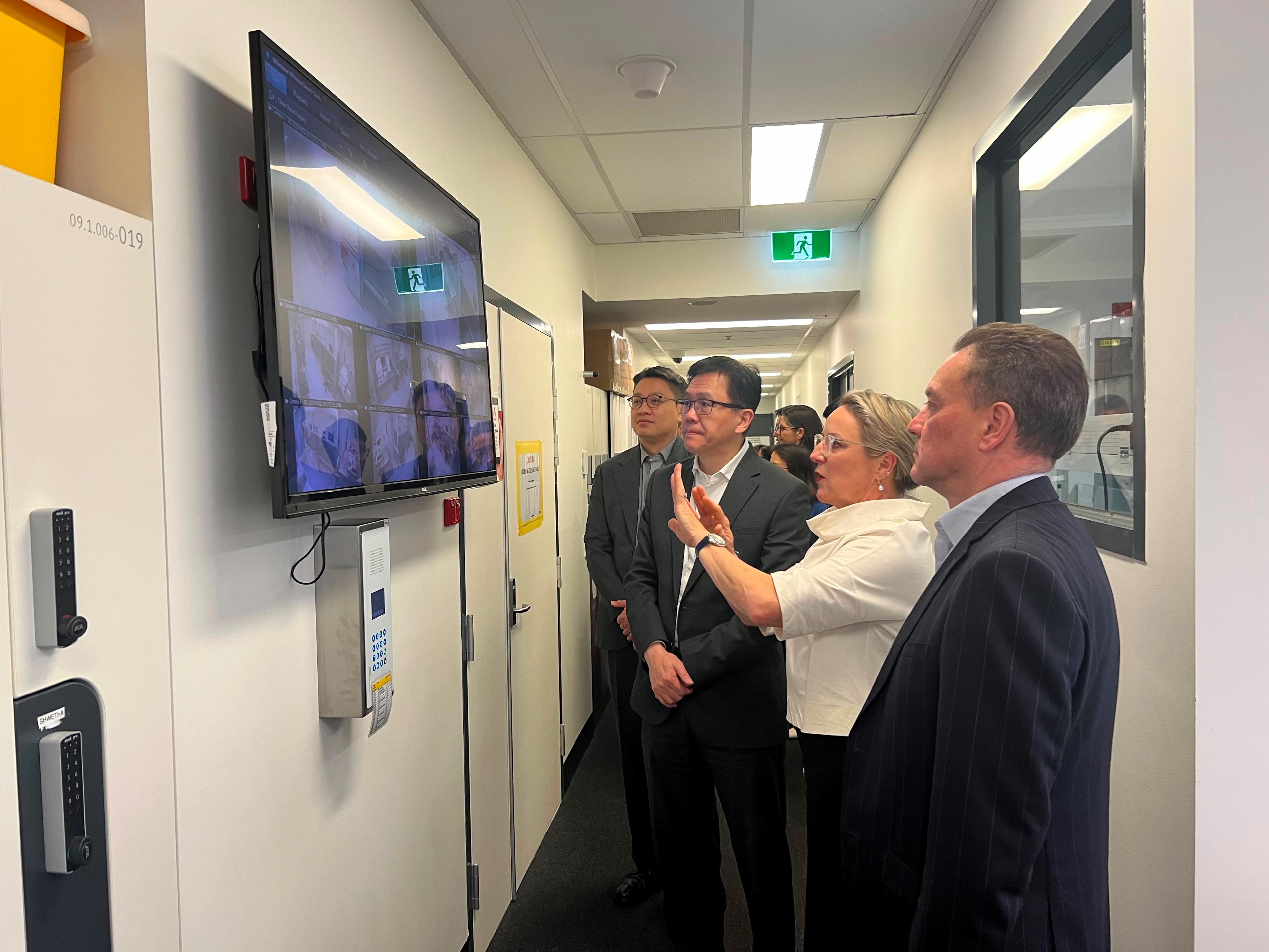 The Secretary for Innovation, Technology and Industry, Professor Sun Dong (third right), visited the laboratory facilities of Cell Therapies to learn about its advanced manufacturing technology in Melbourne, Australia, today (June 23, Melbourne time).