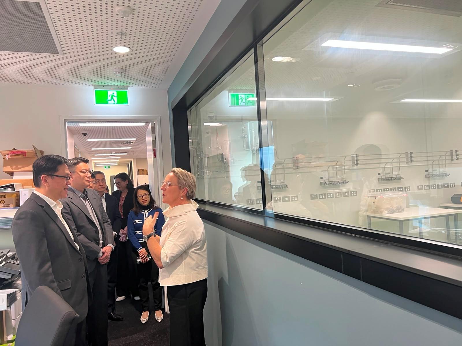 The Secretary for Innovation, Technology and Industry, Professor Sun Dong (first left), visited the laboratory facilities of Cell Therapies to learn about its advanced manufacturing technology in Melbourne, Australia, today (June 23, Melbourne time).