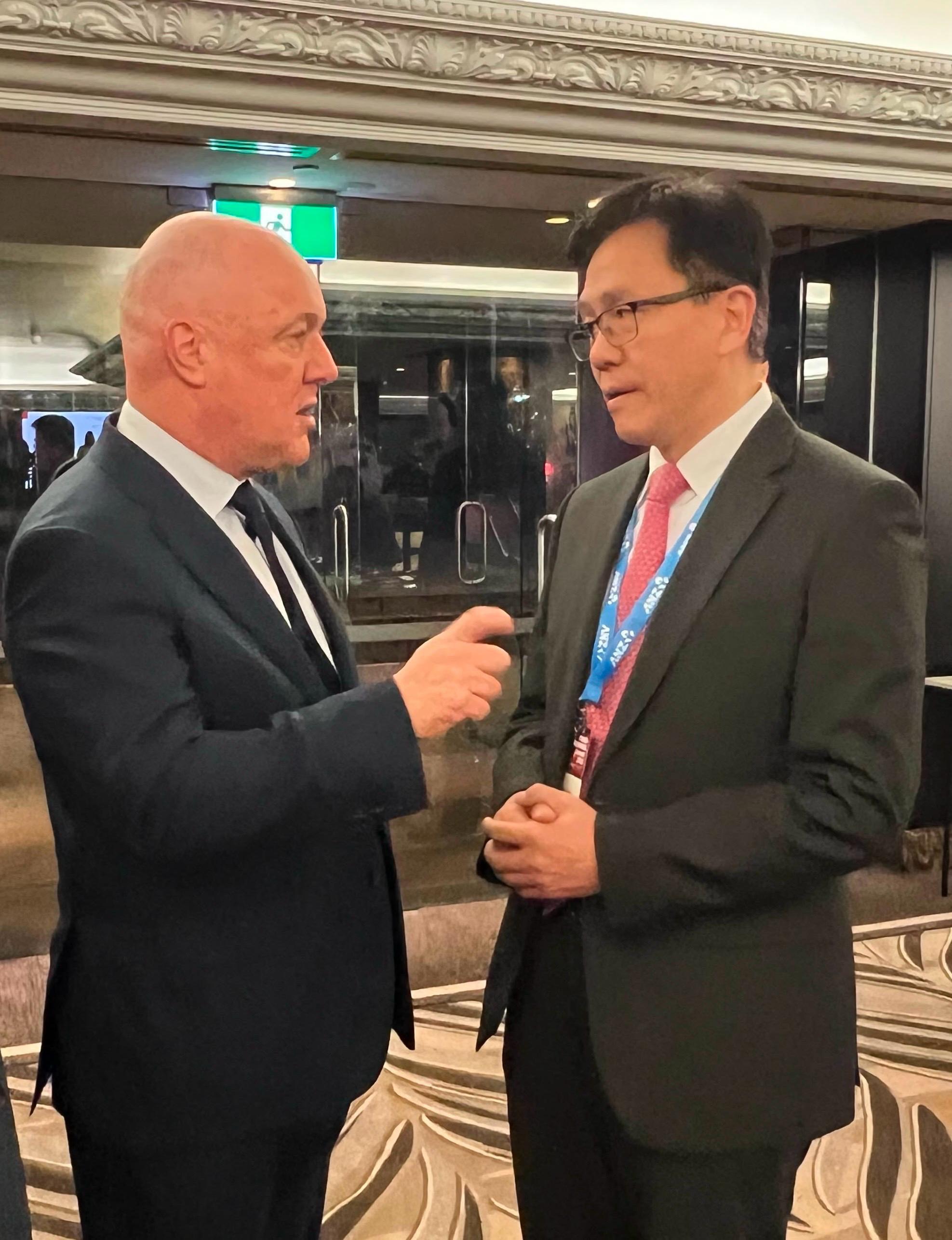 The Secretary for Innovation, Technology and Industry, Professor Sun Dong (right), met with the Prime Minister of New Zealand, Mr Christopher Luxon (left), today (June 25, Auckland time).