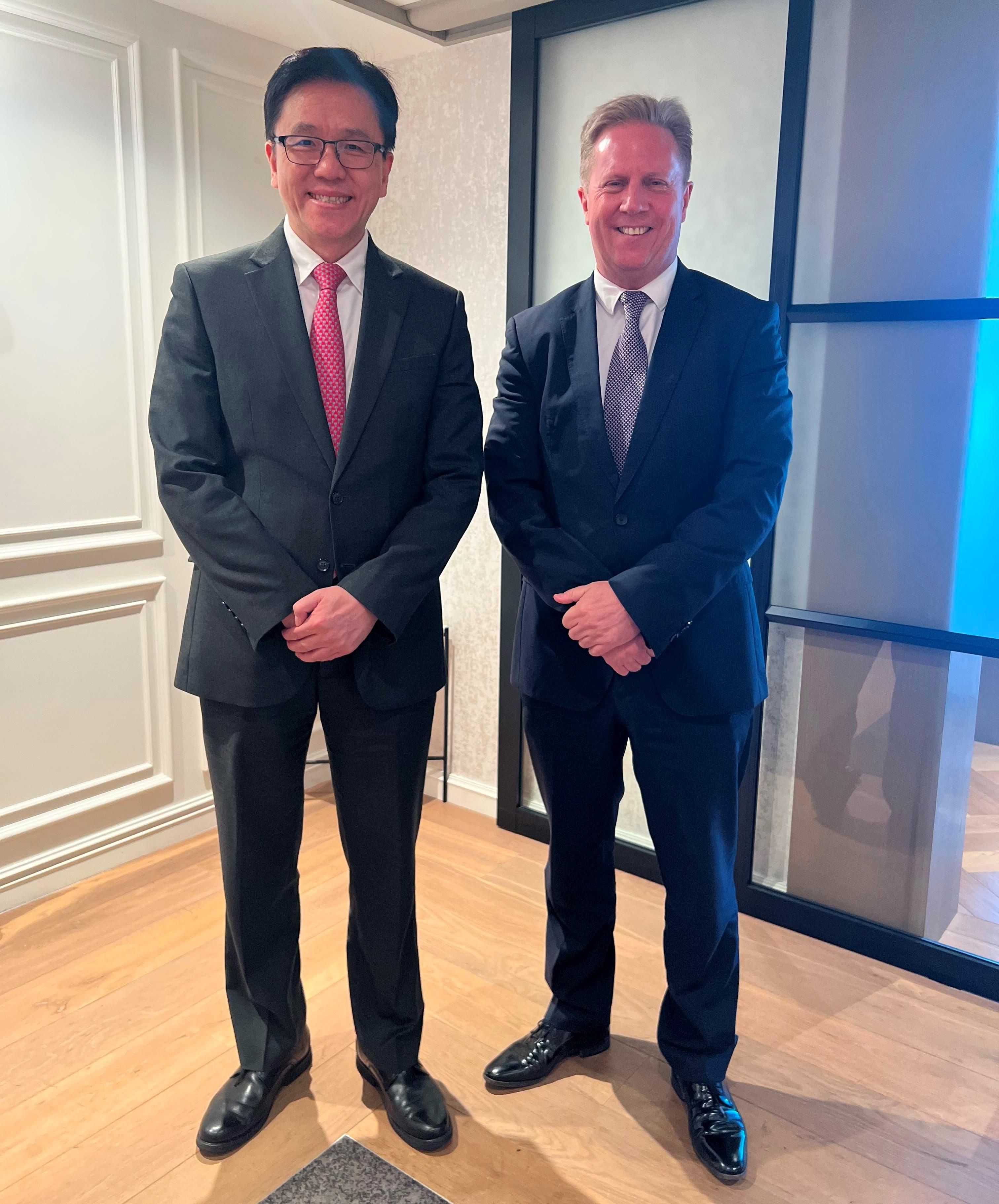 The Secretary for Innovation, Technology and Industry, Professor Sun Dong (left), met with the Minister of Agriculture, Minister of Forestry, Minister for Trade and Investment and Associate Minister of Foreign Affairs of New Zealand, Mr Todd McClay (right), today (June 25, Auckland time).