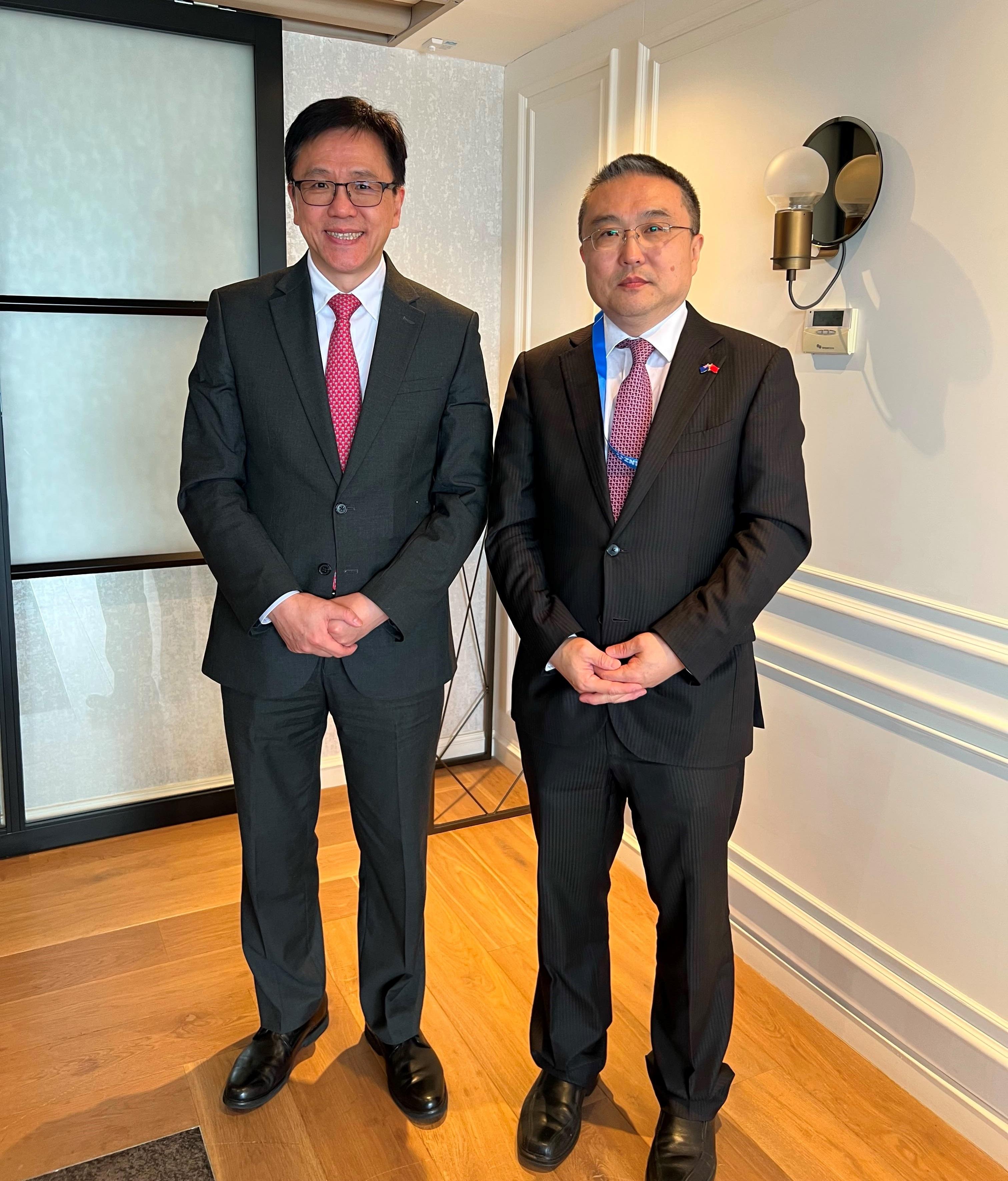 The Secretary for Innovation, Technology and Industry, Professor Sun Dong (left), called on the Ambassador Extraordinary and Plenipotentiary of the People's Republic of China to New Zealand, the Cook Islands and Niue, Dr Wang Xiaolong (right), today (June 25, Auckland time).