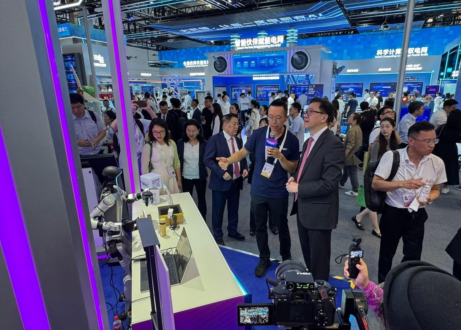 The Secretary for Innovation, Technology and Industry, Professor Sun Dong (second right), attends the 2026 World AI Conference and High-Level Meeting on Global AI Governance in Shanghai today (July 17), and meets with the participating enterprises to understand the latest development outcomes of the industry.
