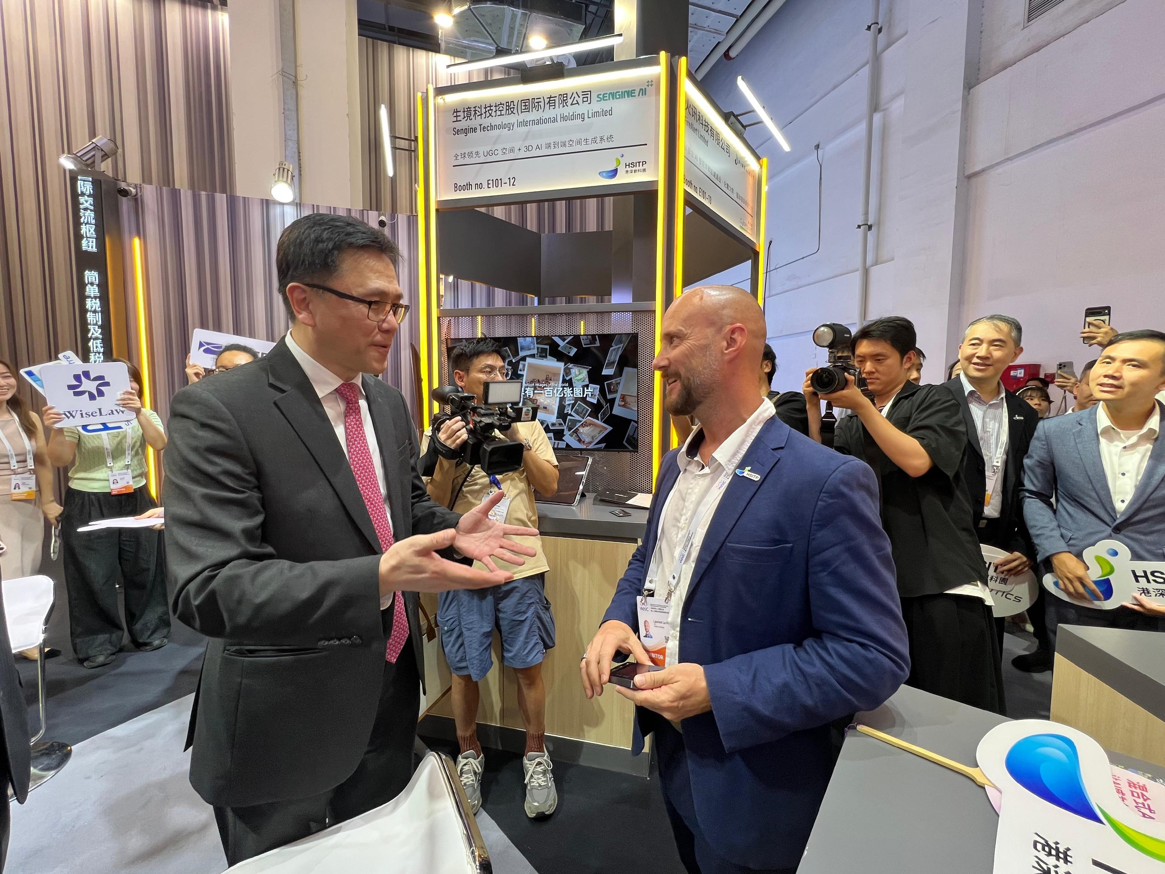 The Secretary for Innovation, Technology and Industry, Professor Sun Dong (left), visits the Hong Kong Pavilion set up at the 2026 World AI Conference in Shanghai and meets with a representative of a participating enterprise today (July 17).