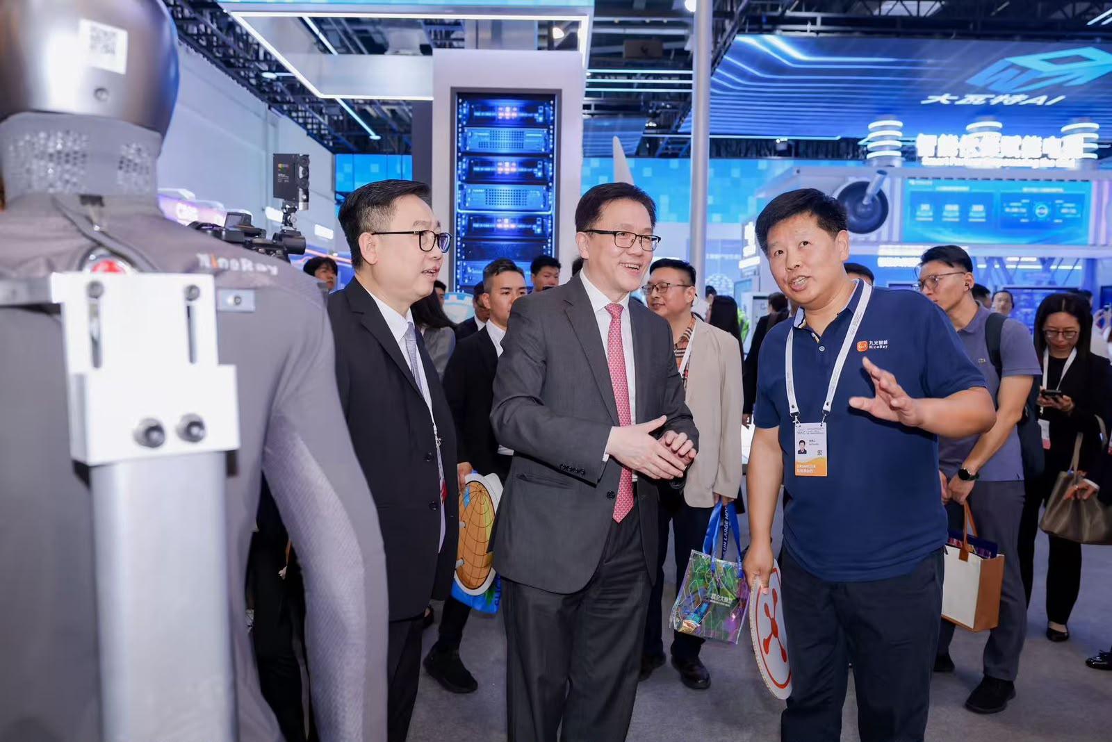 The Secretary for Innovation, Technology and Industry, Professor Sun Dong (centre), visits the Hong Kong Pavilion set up at the 2026 World AI Conference in Shanghai and meets with a representative of a participating enterprise today (July 17).