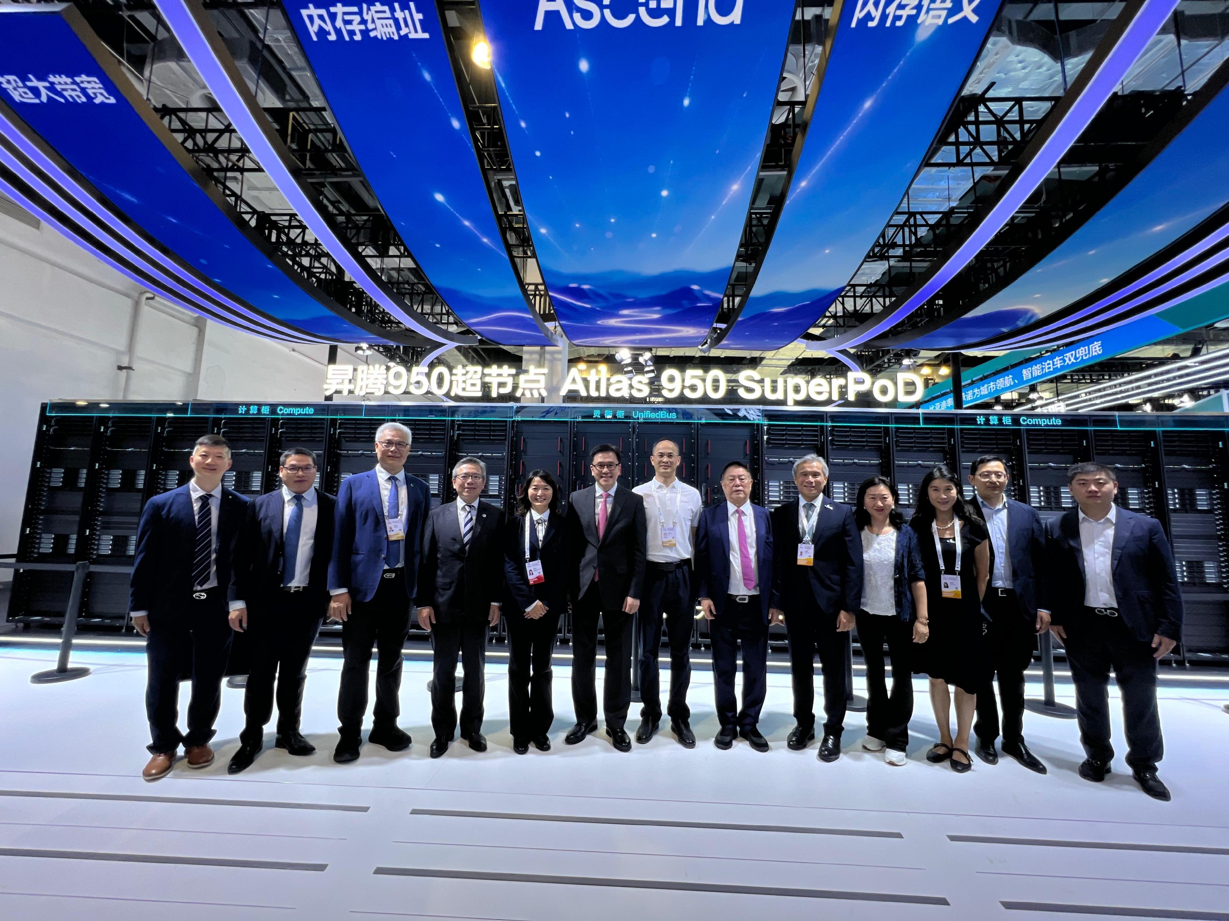 The Secretary for Innovation, Technology and Industry, Professor Sun Dong (sixth left), attends the 2026 World AI Conference and High-Level Meeting on Global AI Governance in Shanghai today (July 17), and meets with the participating enterprises to understand the latest development outcomes of the industry.