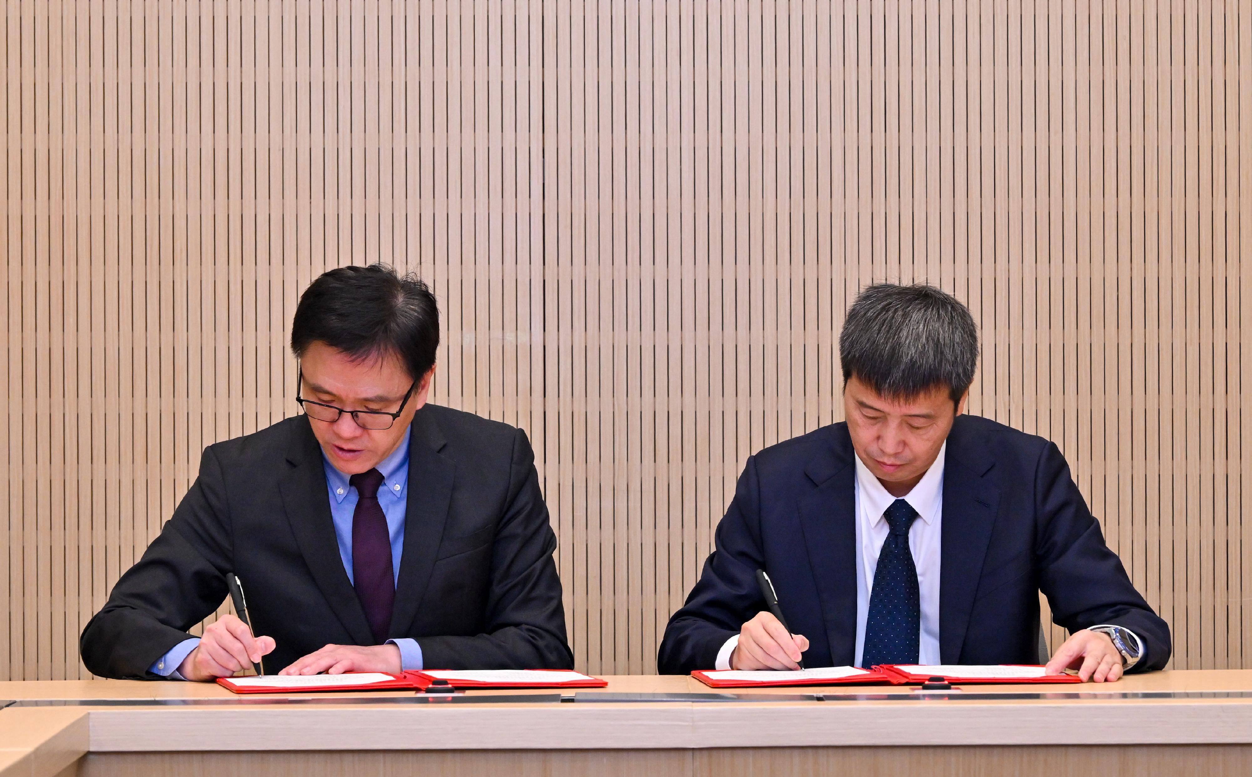 創新科技及工業局局長孫東教授（左）和國家工業和信息化部副部長熊繼軍（右）今日（七月二十八日）簽署《關於推進部港共建製造業創新中心的合作協議》。