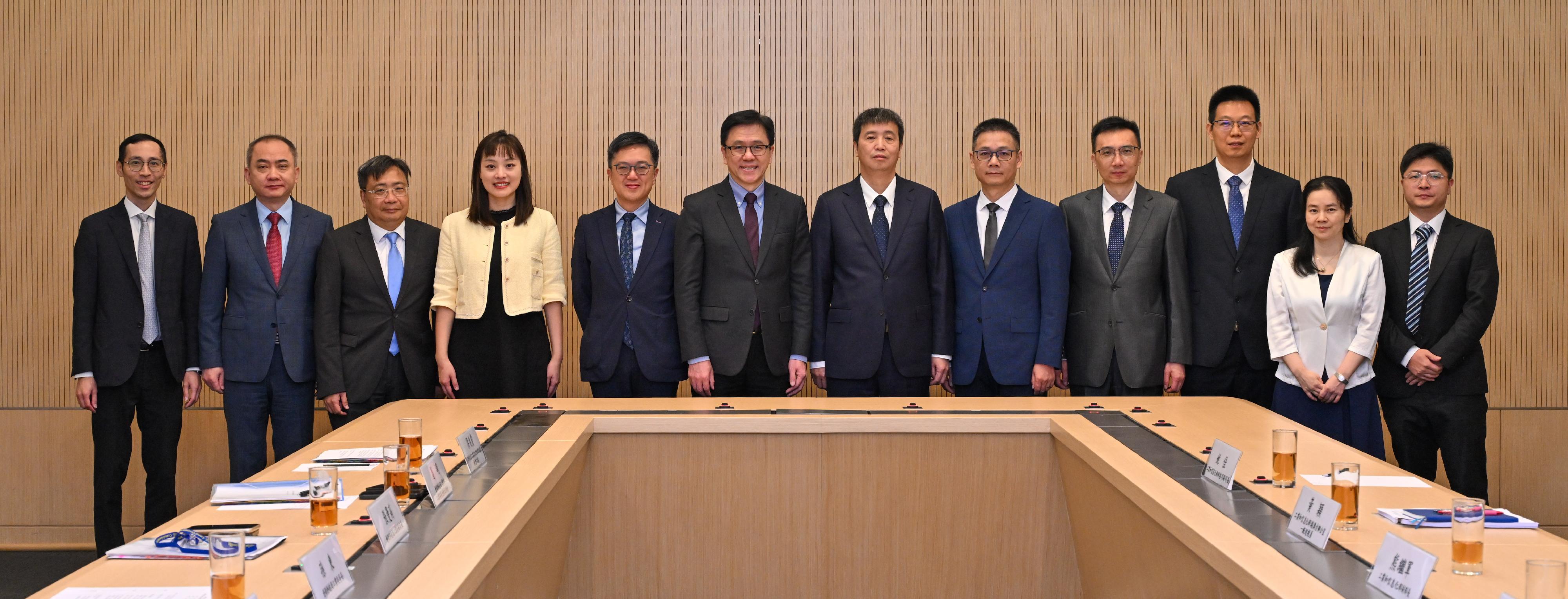 香港特別行政區政府與國家工業和信息化部（國家工信部）今日（七月二十八日）簽署《關於推進部港共建製造業創新中心的合作協議》。圖示（左二起）工業專員（創新及科技）葛明博士、創新科技署署長李國彬、創新科技及工業局副局長張曼莉、創新科技及工業局常任秘書長蔡傑銘、創新科技及工業局局長孫東教授、國家工信部副部長熊繼軍在簽署儀式後合照。